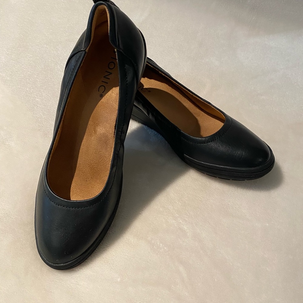 Women’s Size 6 Vionic Jacey Black Leather Wedge Shoe